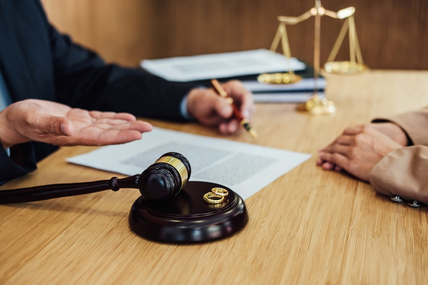 Get Rid Of All Your Marital Issues With The Help Of A Divorce Lawyer